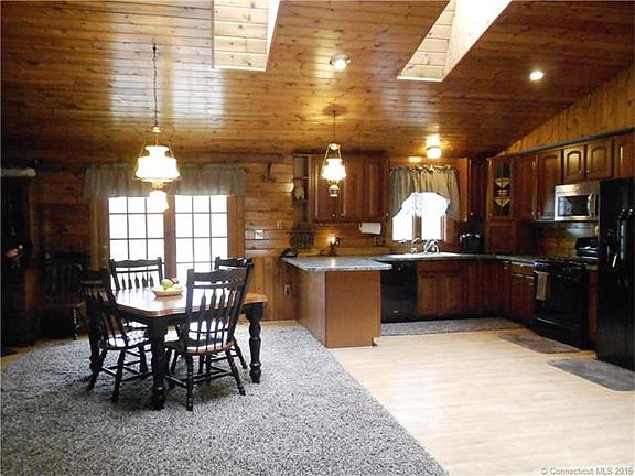 Kitchen/Dining area with ne...