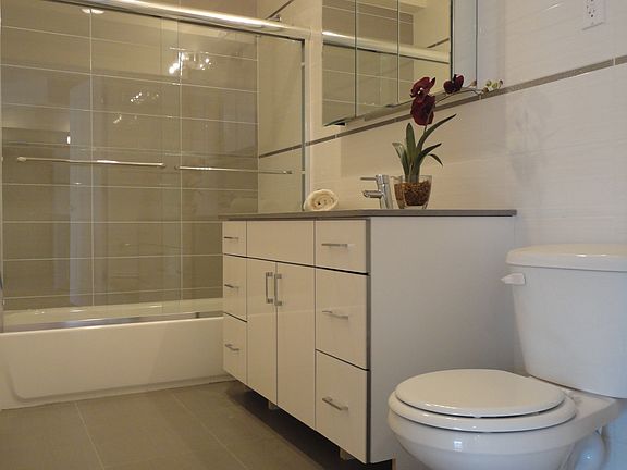 4th image of 3132 38th St APT 4B