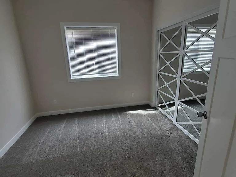 802 E North St — Photo 9