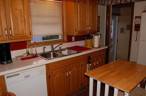 5th image of 210 E Parker St