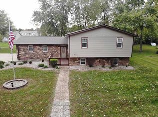 11 Nassau Dr, Maryville, IL