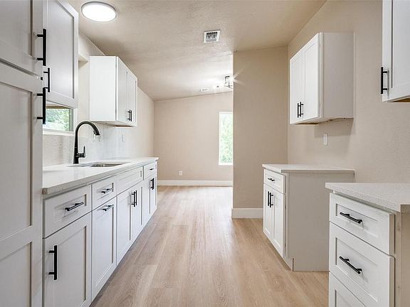3rd image of 2406 White Oak Trl