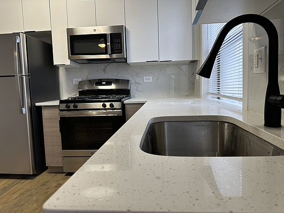 5th image of 2338-2348 W Wilson Ave #2346-3