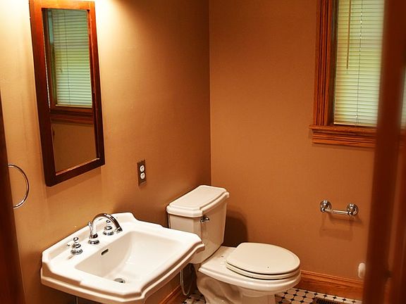 4th image of 733 Village Ct
