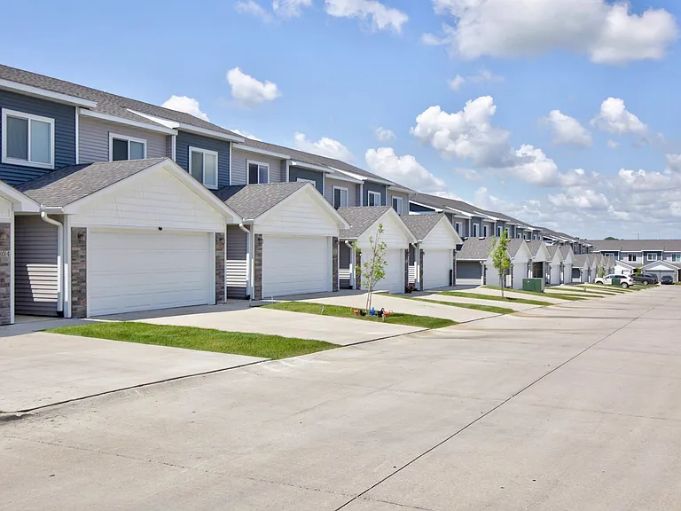 Prairie Village Commons Apartments and Townhomes — Photo 17