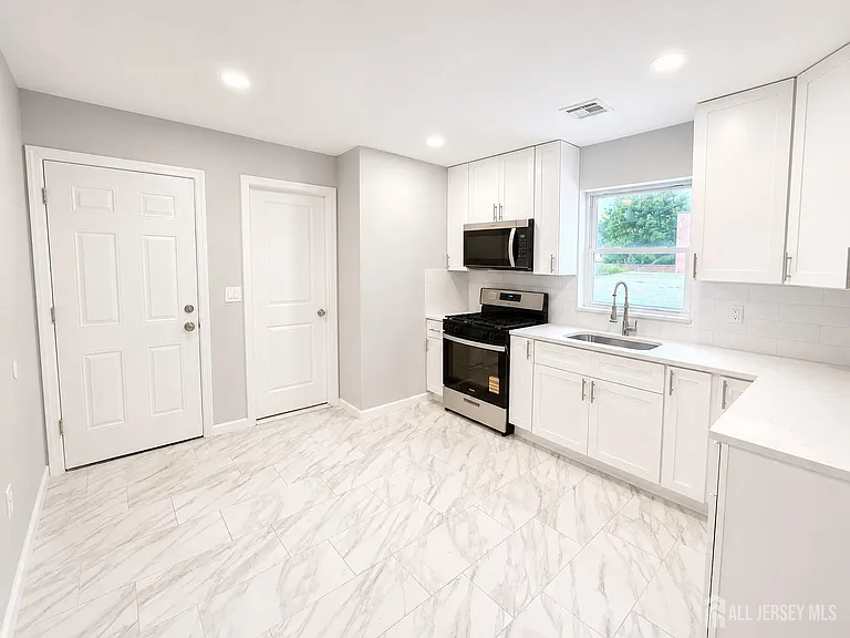 273 Oak St #2 — Photo 5