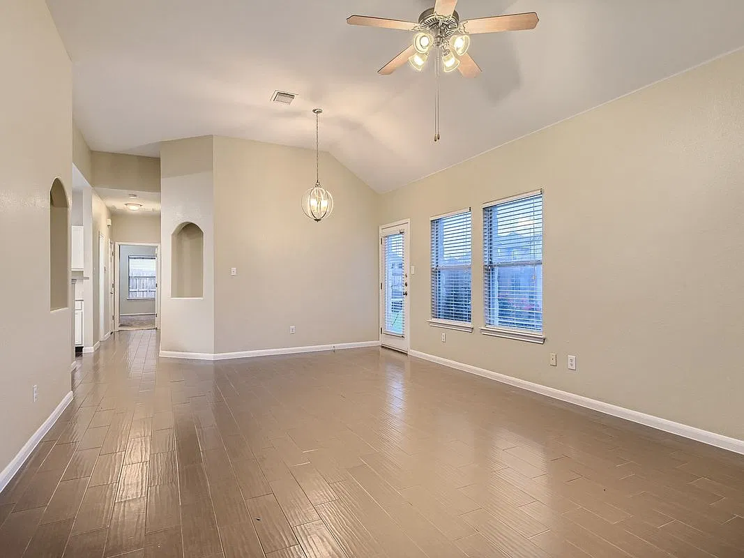 3 bed, 2.0 bath, 1205 sqft, $1,700 — Photo 2