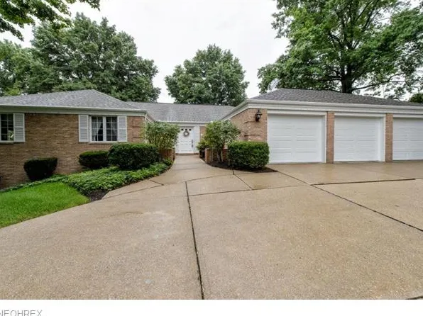 2252 Beechmoor Dr NW, North Canton, OH 44720
