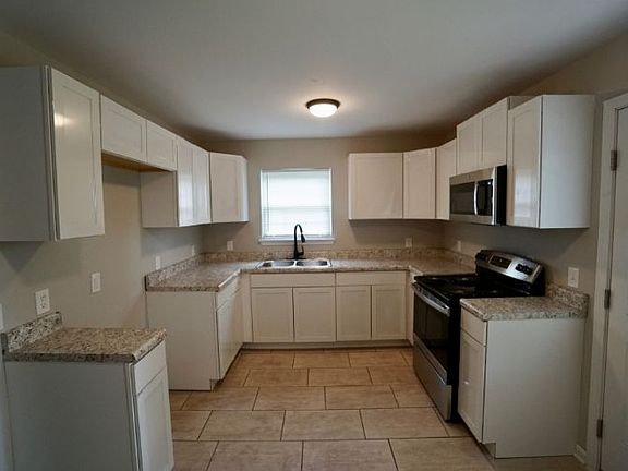 2nd image of 919 Hillcrest Dr