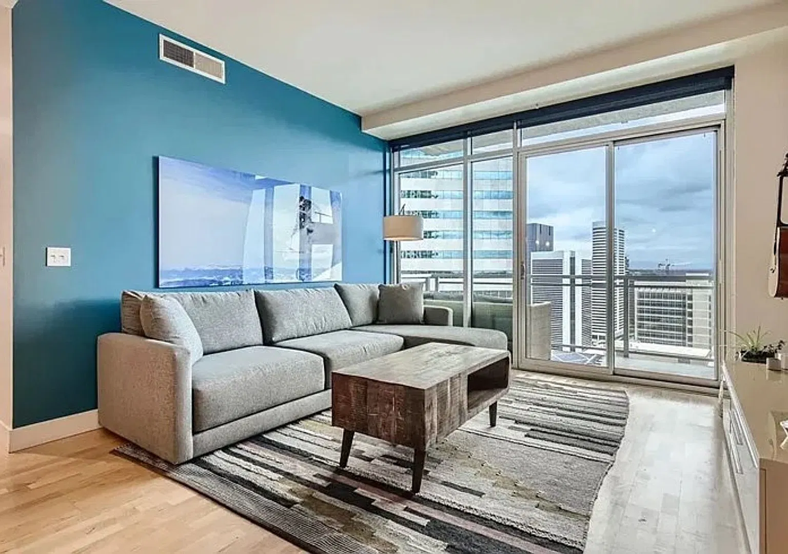 Luxury One Lincoln Park Condo with Stunning City & Mountain Views! Available Now! — Photo 2