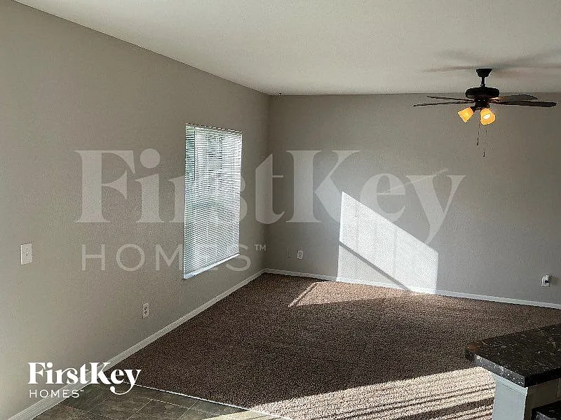 4 bed, 2.0 bath, 1400 sqft, $2,035 — Photo 3