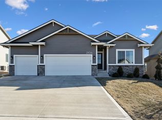 2106 Autumn Blaze Dr, Norwalk, IA 50211