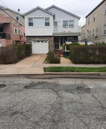 2nd image of 211 Lincoln Blvd