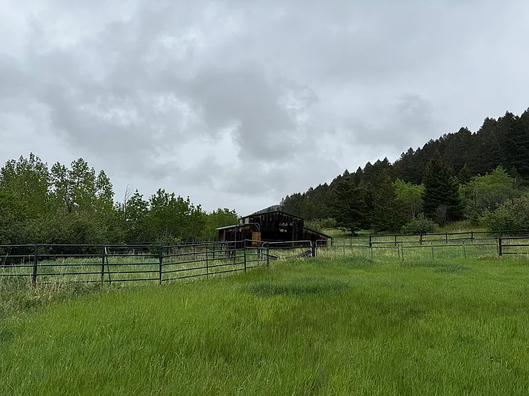 63 N Willow Creek Rd — Photo 3