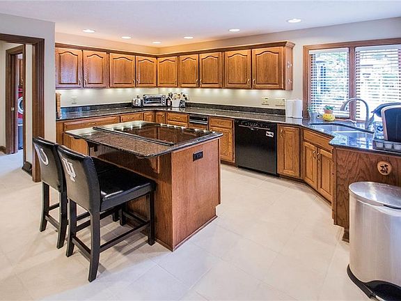 3rd image of 8528 Tidewater Dr