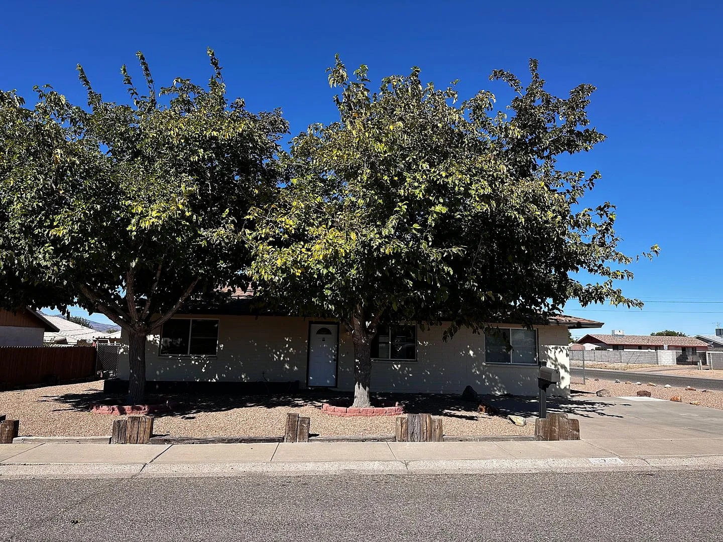 3 Bedroom 1 Bathroom Home — Photo 1