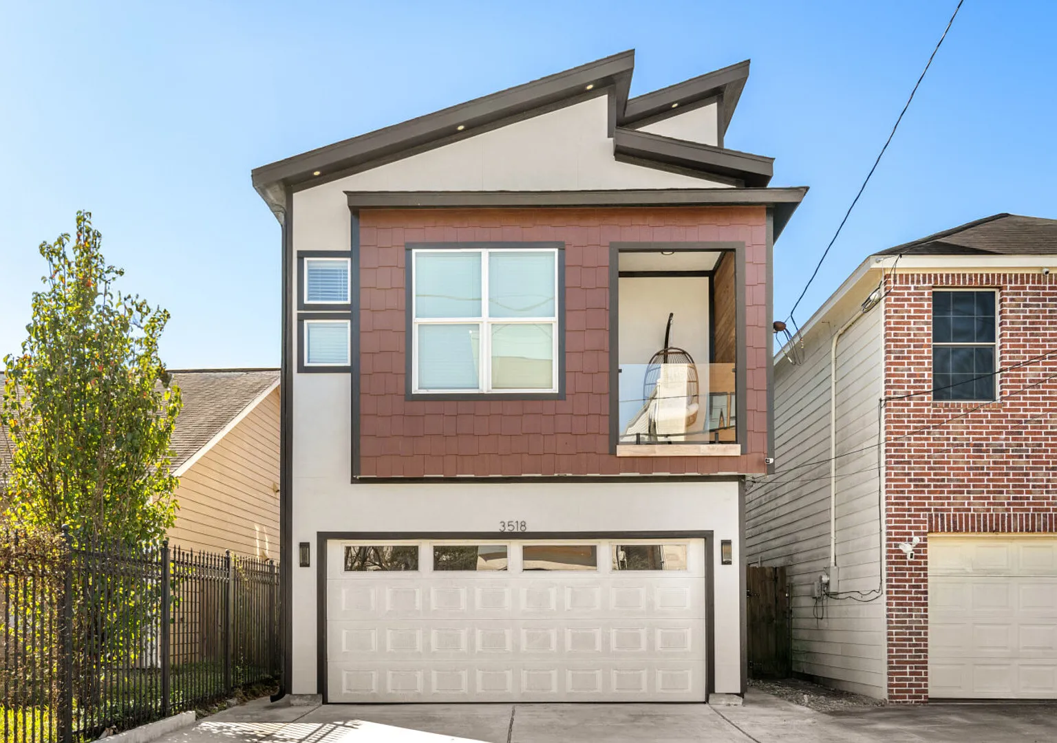 4BR En-Suite Townhome | Near UH + Downtown — Photo 1