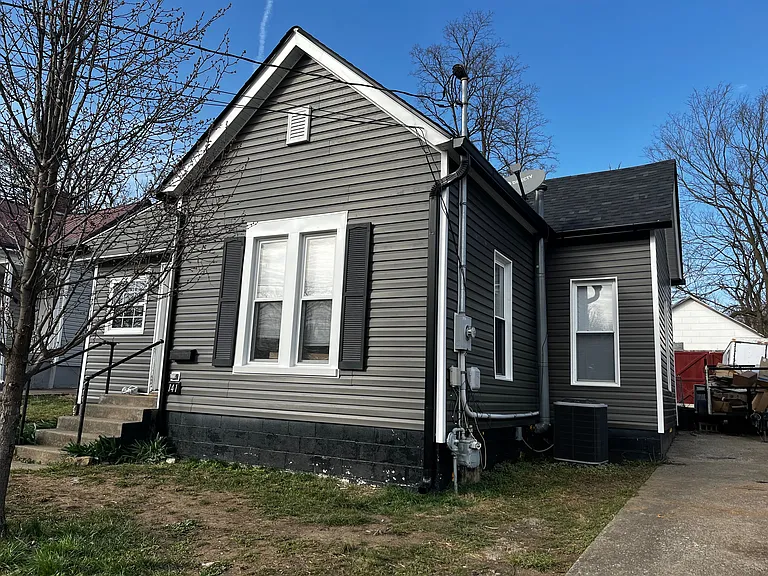 141 E Walnut St — Photo 2