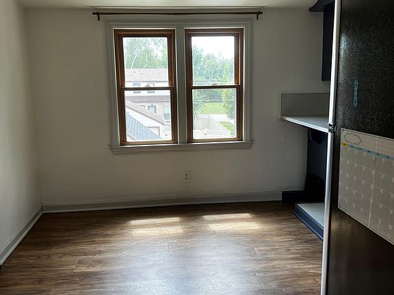 Eat-in kitchen Dining area