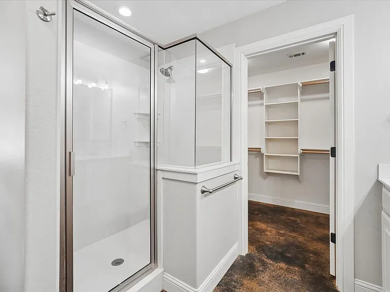 501 E Day St — Photo 20