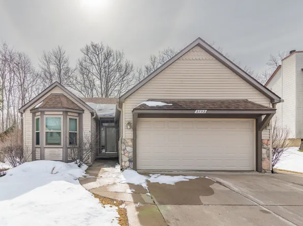 2752 Laurel Oak Dr, Howell, MI 48855