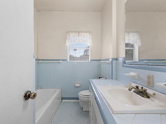 5th image of 604 N 3rd St