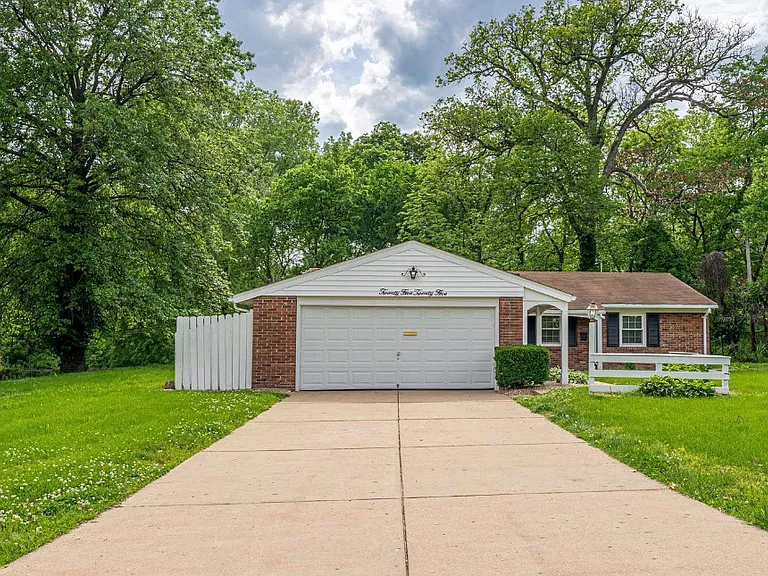 2525 Fox Hills Dr — Photo 17
