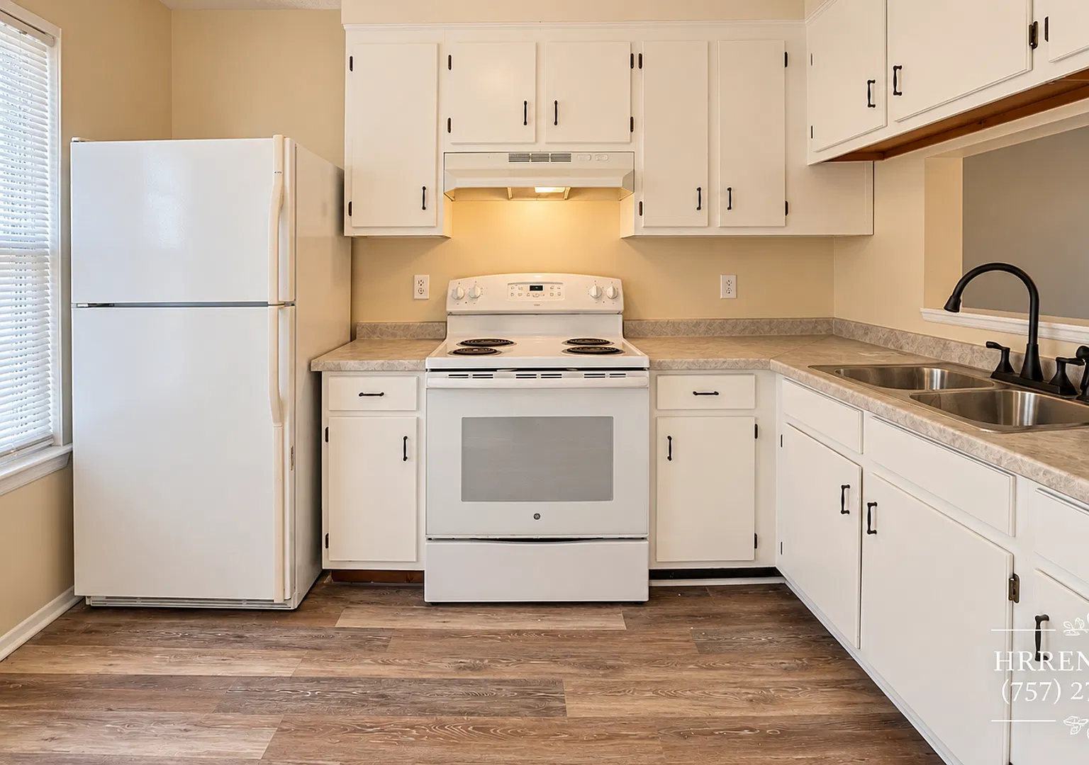 A Spacious 2 Bedroom 2.5 Bathroom Townhouse located in the Salem area of Virginia Beach, VA! — Photo 2