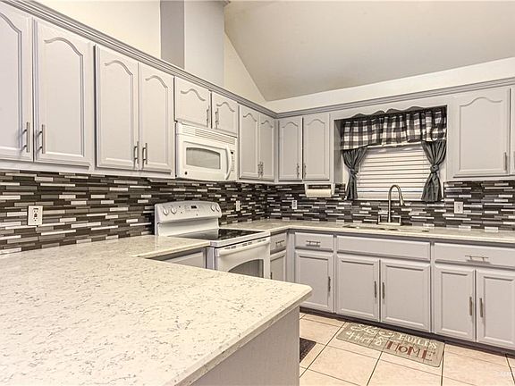 2nd image of 917 W Toffee Dr