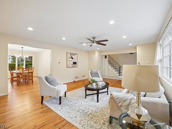 4th image of 3 Carol Ct