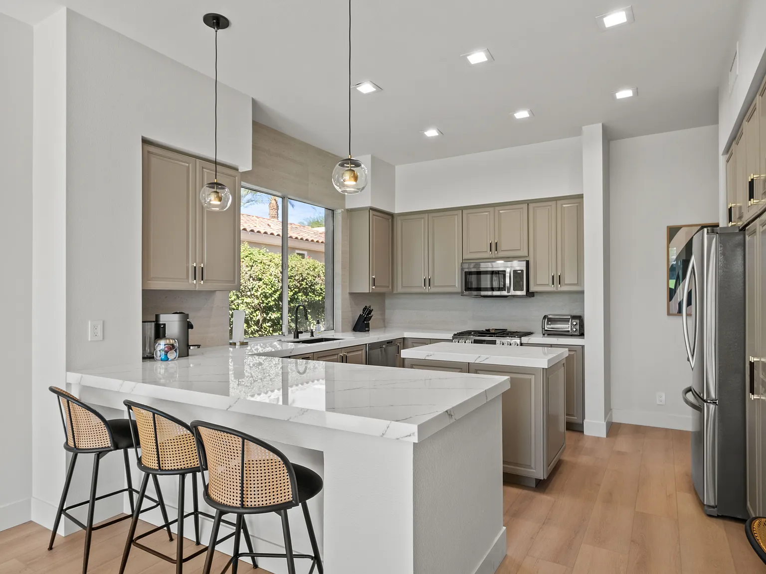 3 bed, 3.5 bath, 2368 sqft, $4,000 — Photo 4