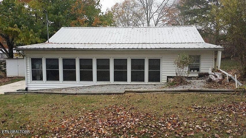 1st image of 957 Woodland Dr
