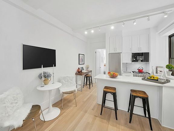 2nd image of 116 W 72nd St APT 5E