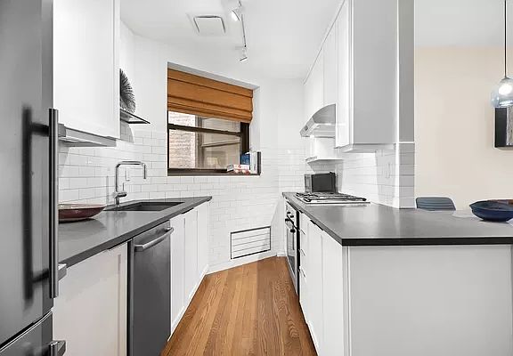 4th image of 422 W 20th St APT 3C