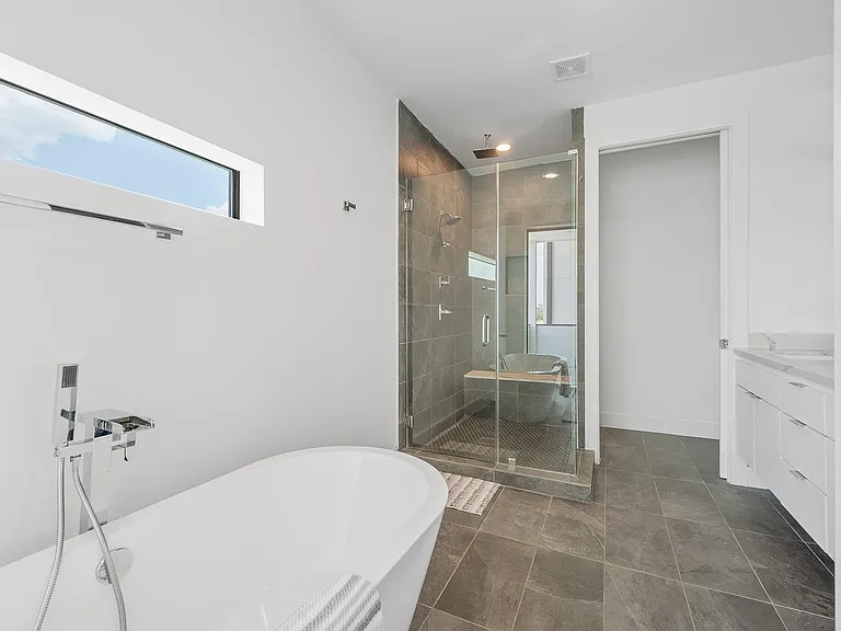 2239 N Macgregor Way — Photo 18