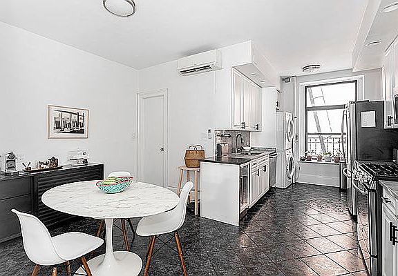 5th image of 26 E 81st St APT 3S