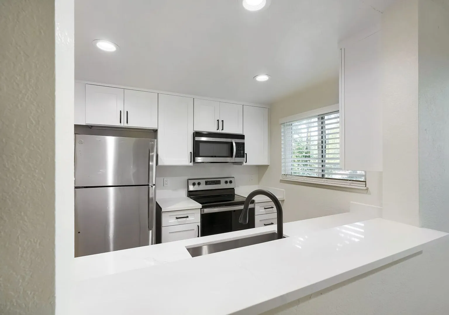 Awesome 2 Bedroom Condo Adjacent to Microsoft! — Photo 4