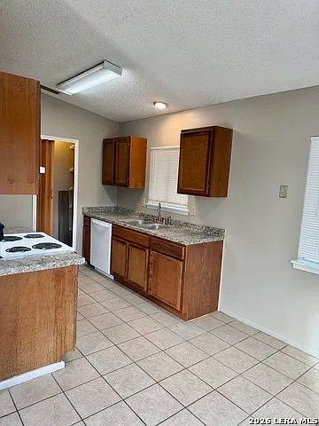 2 bed, 1.0 bath, 884 sqft, $1,300 — Photo 3