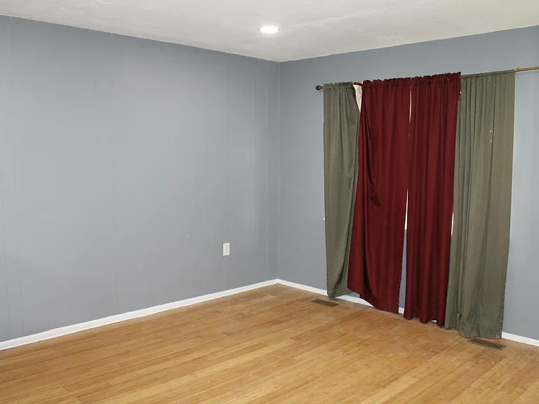 61 King Charles Cir — Photo 4
