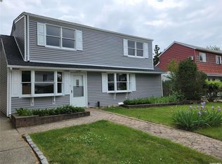 39 Vernon St, Plainview, NY 11803