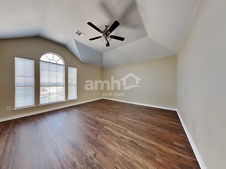 404 Roundrock Ln — Photo 17