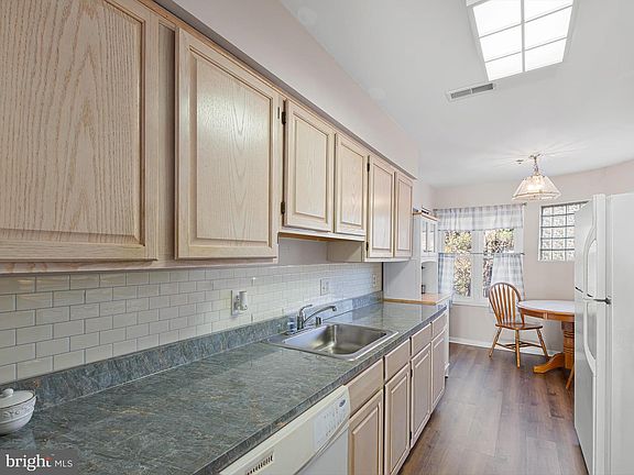 5th image of 5203 Le Parc Dr Unit 5
