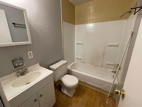 3rd image of 1004 1st North St