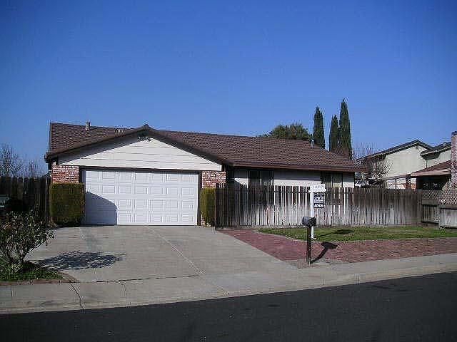 1st image of 904 Gloucester Ct