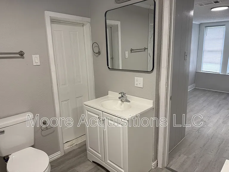 1108 W Center St — Photo 12