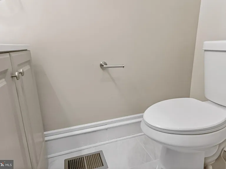 5437 Webster St — Photo 20