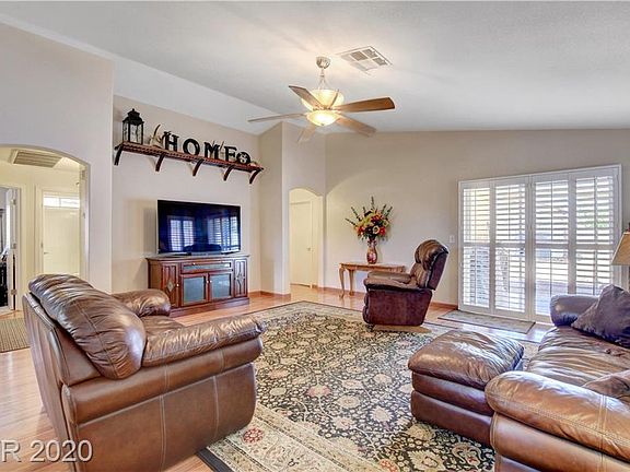 4th image of 998 Hidden Meadow Ave
