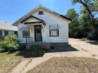 609 SE 4th St, Newton, KS 67114