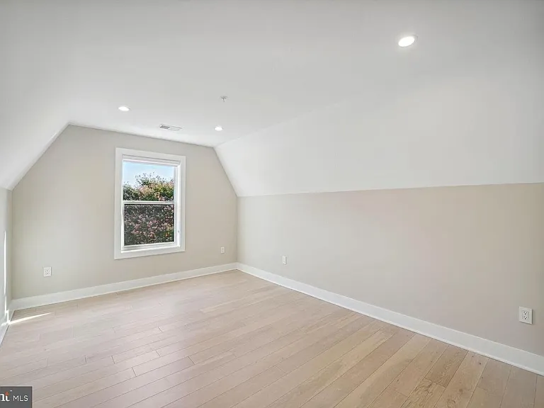 901 Lawrence St NE — Photo 9