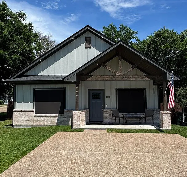 909 N Randolph Ave — Photo 1